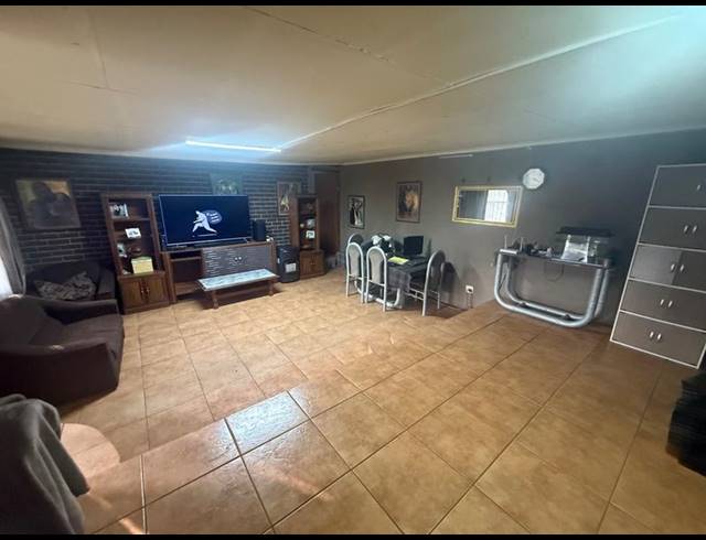 5 BEDROOM HOUSE FOR SALE IN VANDERBIJLPARK CW 5